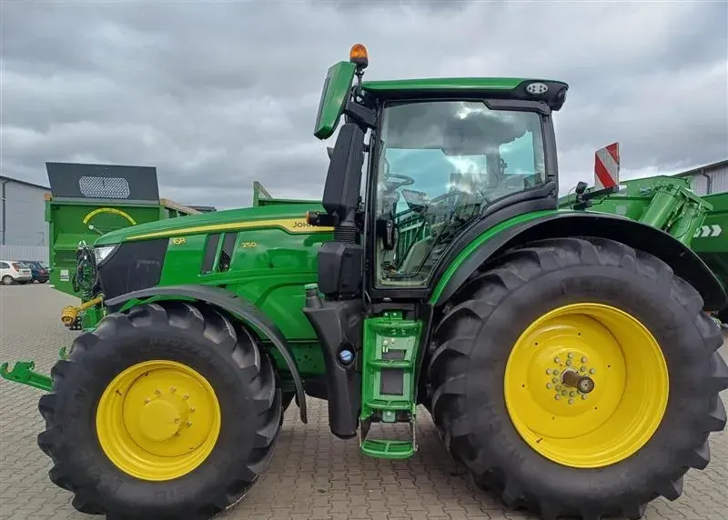 John Deere 6R250