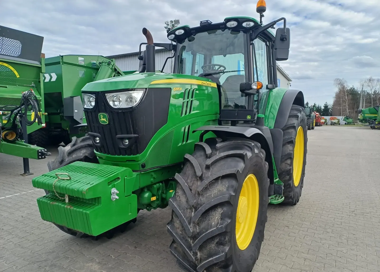 John Deere 6195M