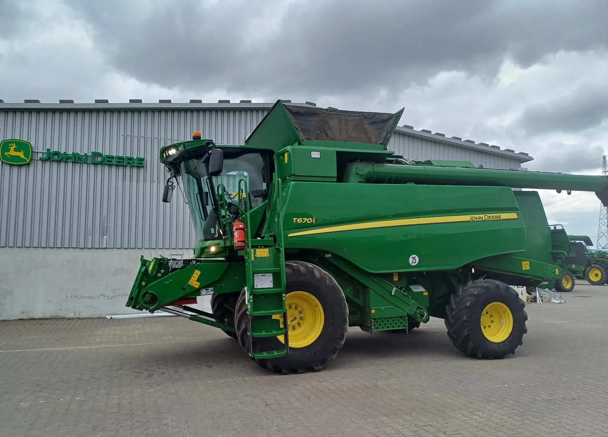 John Deere T670i