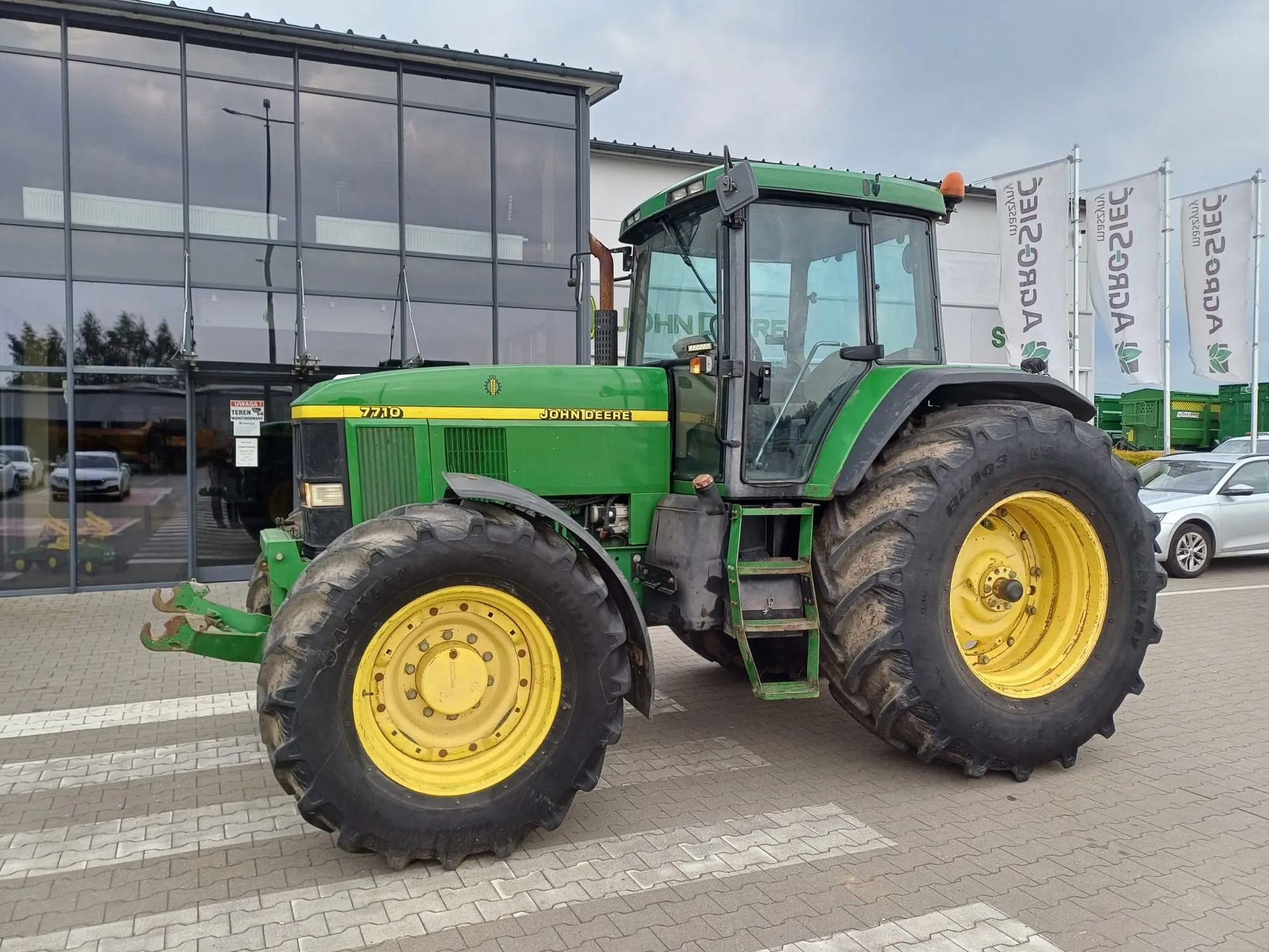 Ciagnik rolniczy John Deere 7710