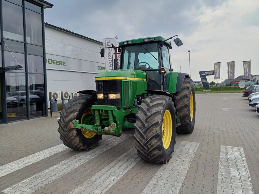 Ciagnik rolniczy John Deere 7710