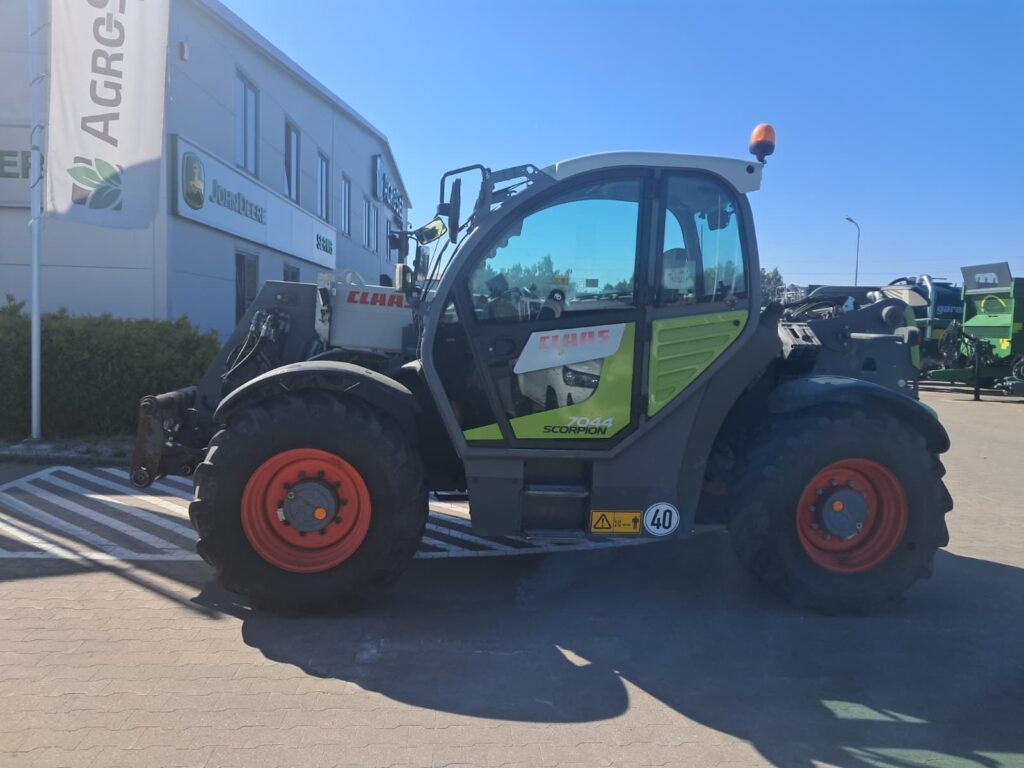 Claas Scorpion 7044