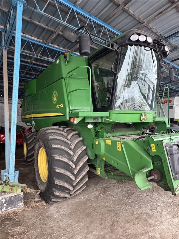 John Deere S690i