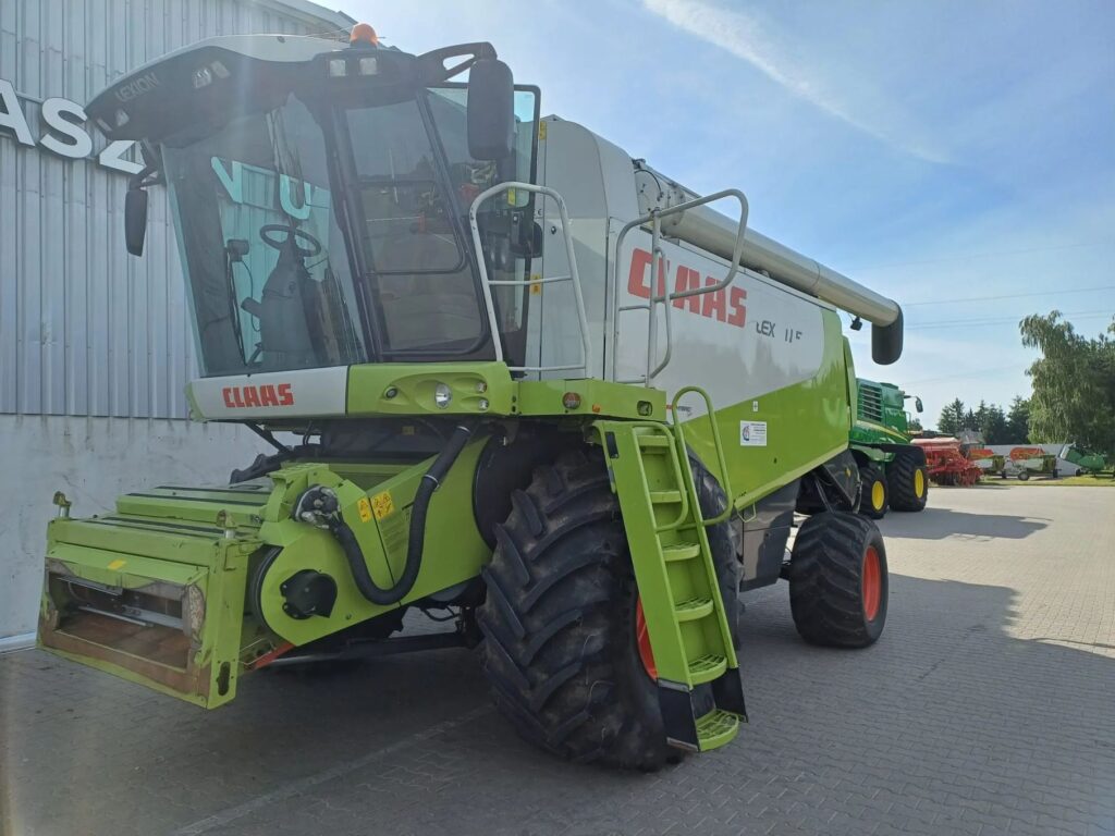 Kombajn zbożowy Claas Lexion 580 z hederem V900