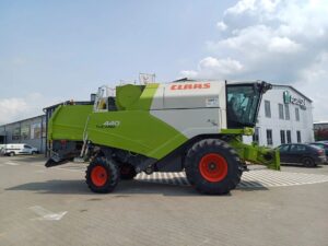 Kombajn zbożowy Claas Tucano 440 z hederem C660
