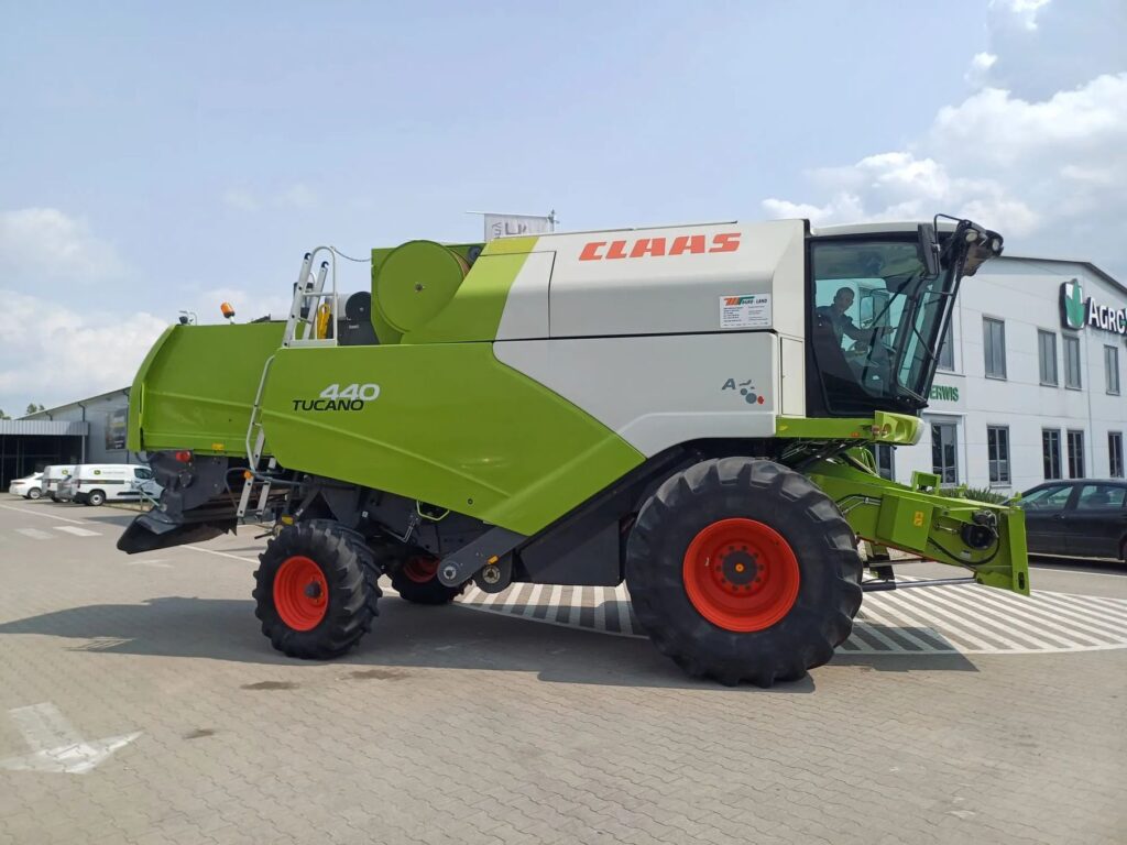 Kombajn zbożowy Claas Tucano 440 z hederem C660