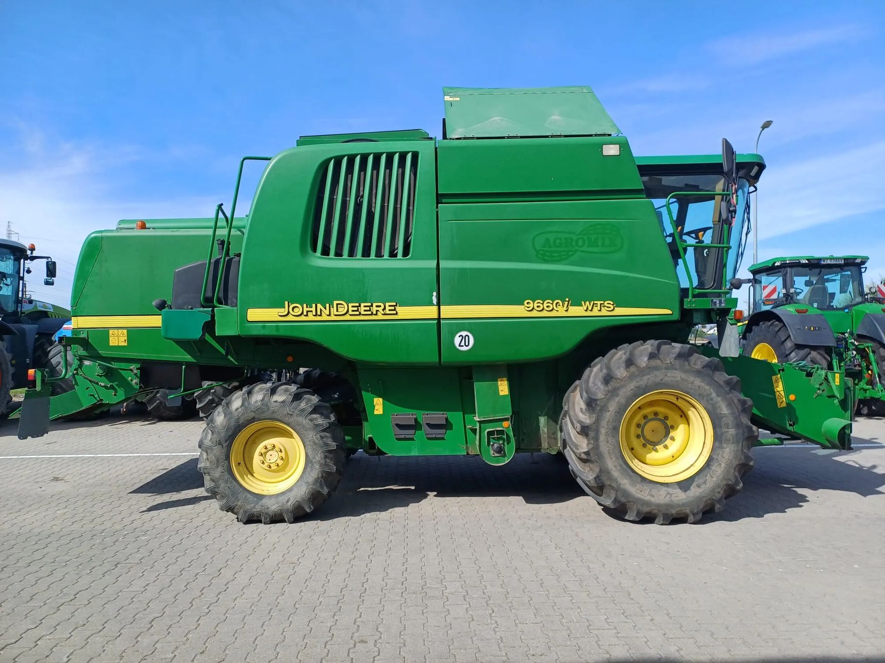 Kombajn zbożowy John Deere 9660WTS z hederem 620R