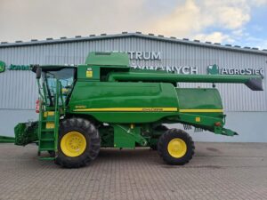 Kombajn zbożowy John Deere W650 z hederem 620R