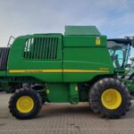Kombajn zbożowy John Deere W650 z hederem 620R