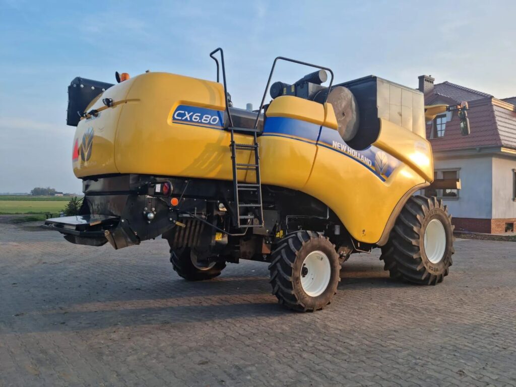 Kombajn zbożowy marki New Holland CX6.80