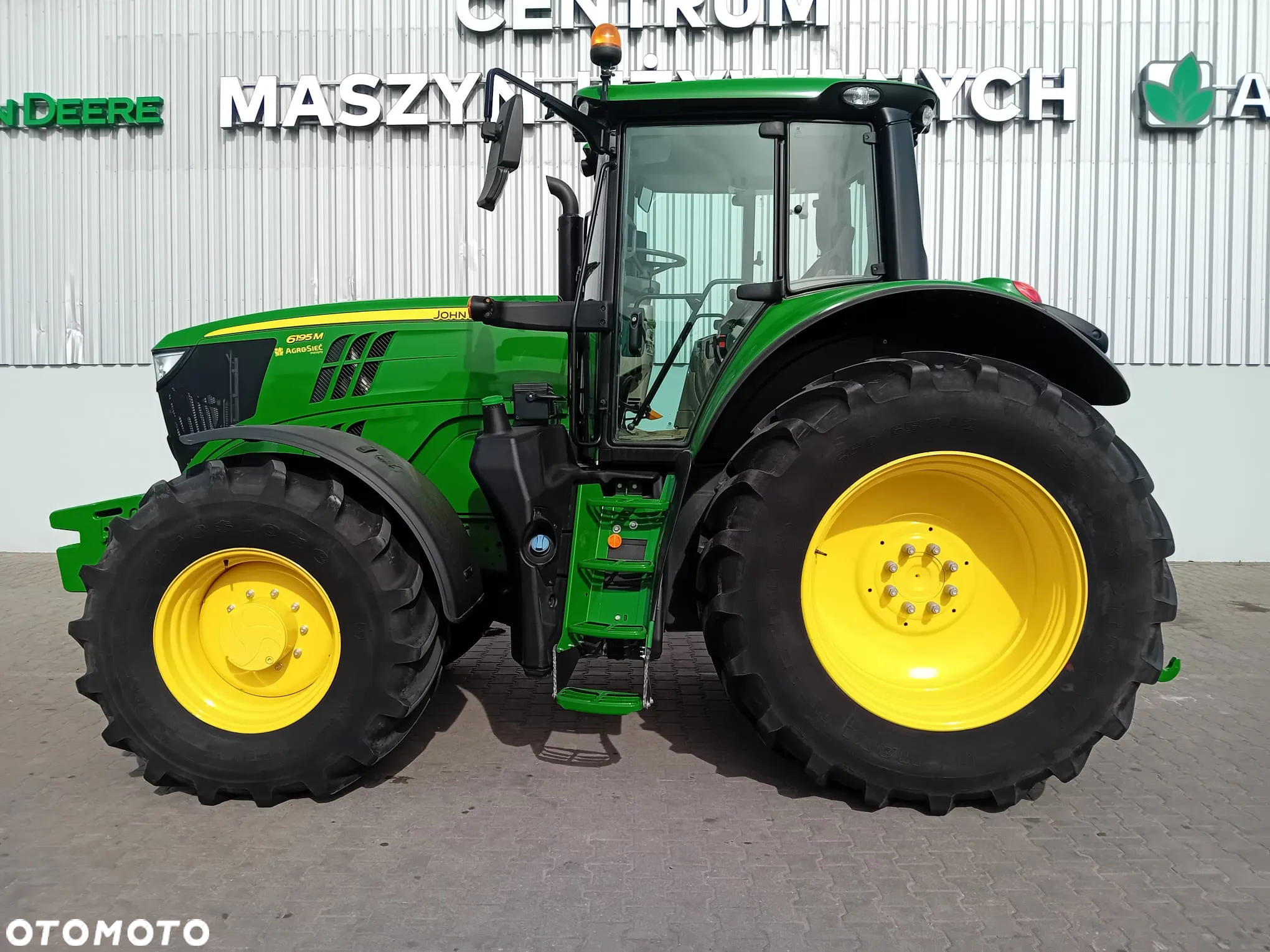 John Deere 6195M