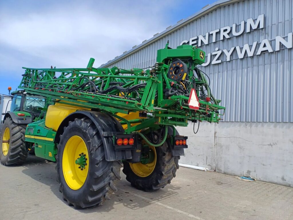 Opryskiwacz ciągany John Deere R962i